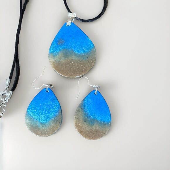Handmade Ocean Theme With Seahorse Charm Epoxy Resin Earrings And Necklace Set - Picture 4 of 6